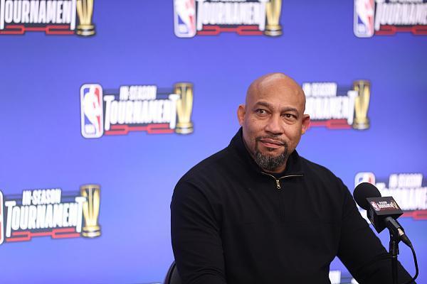 浓眉经纪人会面独行侠，要求续约或交易（浓眉代理与独行侠会晤：要么续约，要么交易）