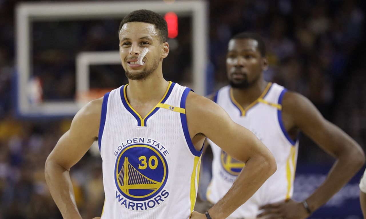 国乒输单打！王皓盯着王楚钦心事重重，梁靖崑技不如人：没好办法（国乒单打失利！王皓望向王楚钦愁绪难掩，梁靖崑技逊一筹：无计可施）