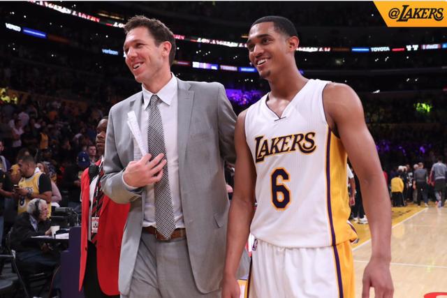 基德：球队非常需要莱夫利，希望他能早日明确治疗方案（基德：球队亟需莱夫利，盼其尽快明确治疗方案）