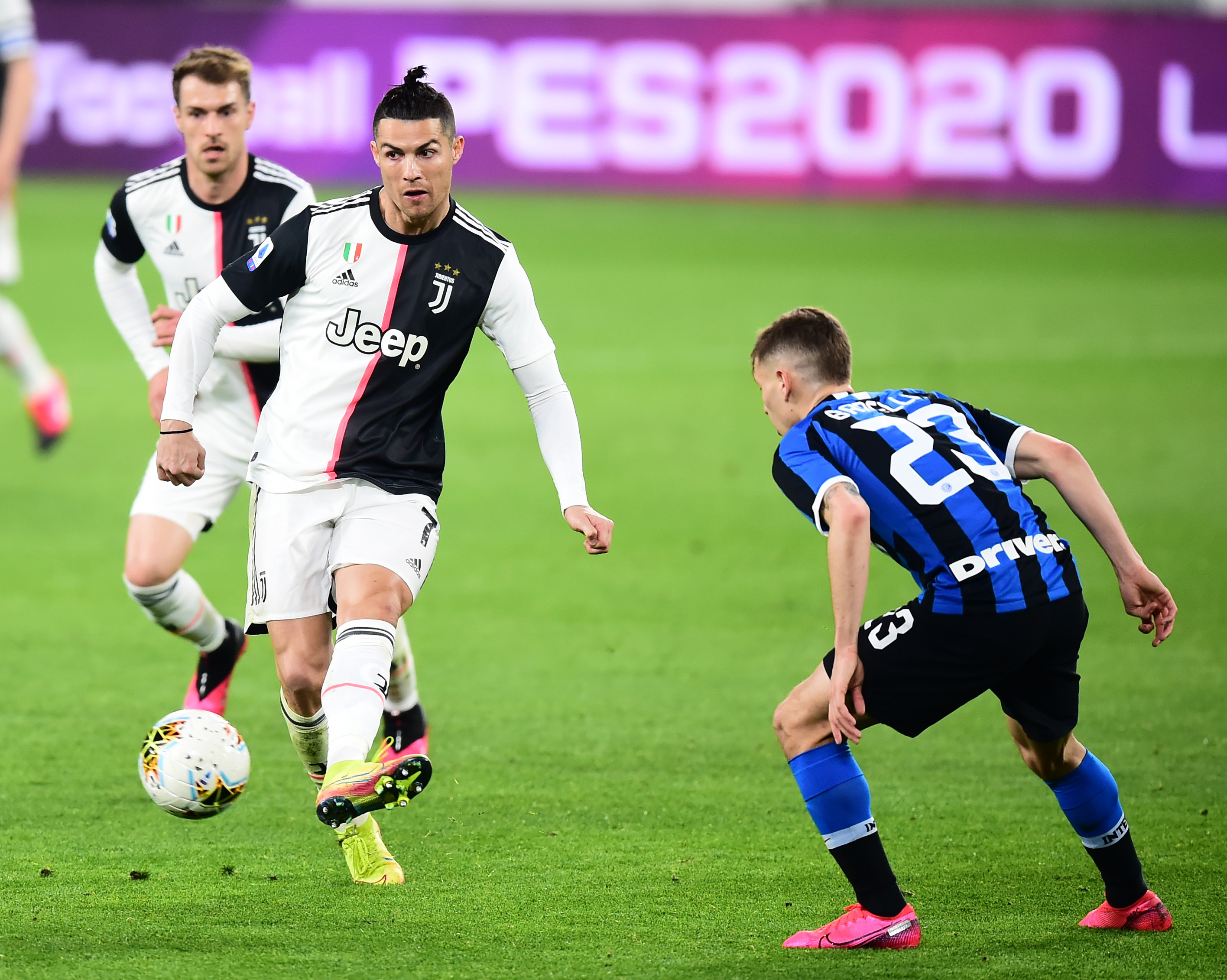 莱奥：我正在学习踢中锋，球队在场内场外都在帮助我（莱奥：正适应中锋角色，全队在场上场下给予支持）