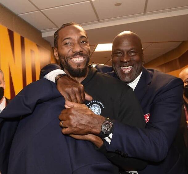 日媒：日本国门铃木彩艳预计13日在日本接受手指骨折手术（据日媒报道，日本女足门将铃木彩艳预计13日在日本接受手指骨折手术）